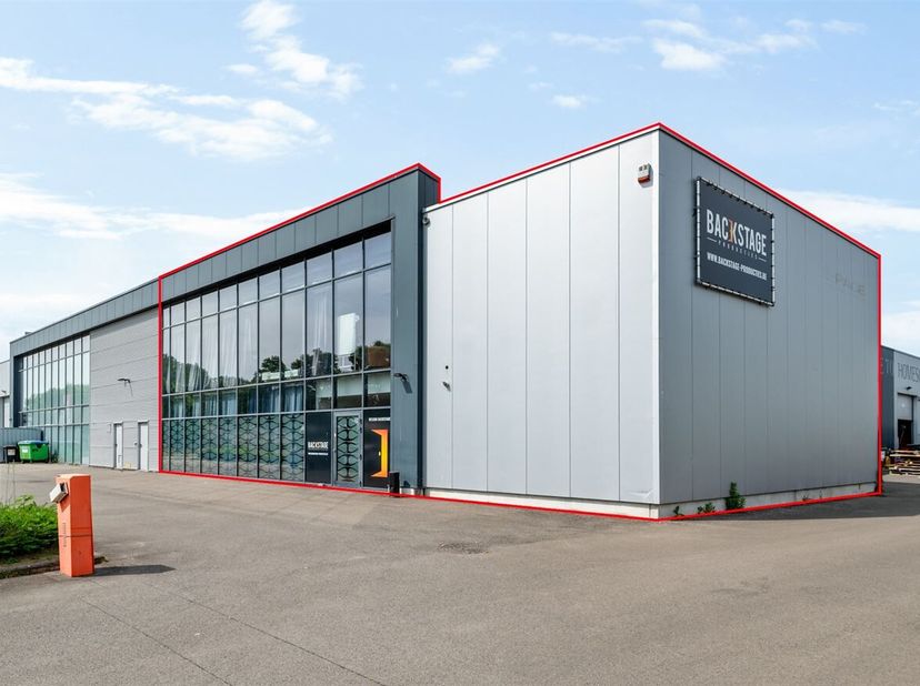 Ontdek deze ruime commerciële eigendom in Breendonk, perfect gepositioneerd voor uiteenlopende zakelijke doeleinden. Met een indrukwekkende bruikbare