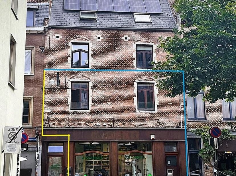 In dit gerenoveerd gebouw, zich bevindend op een uiterst gunstige ligging in de aangename Parijsstraat, heeft u de mogelijkheid tot huren van de gelij