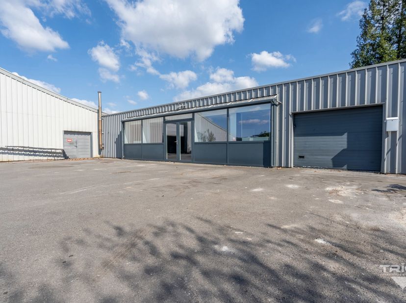 Superbe commerce avec bureaux dune superficie totale de ± 375 m², idéalement situé à proximité immédiate de la N25 et du contournement de Nivelles, da