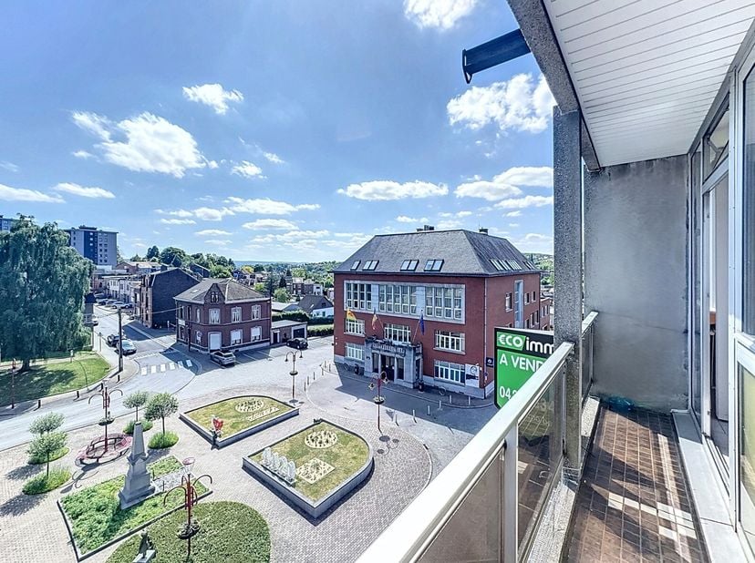 Idéalement situé face à une agréable place et à proximité de toutes les commodités, cet appartement vous séduira par sa situation et son agencement. S