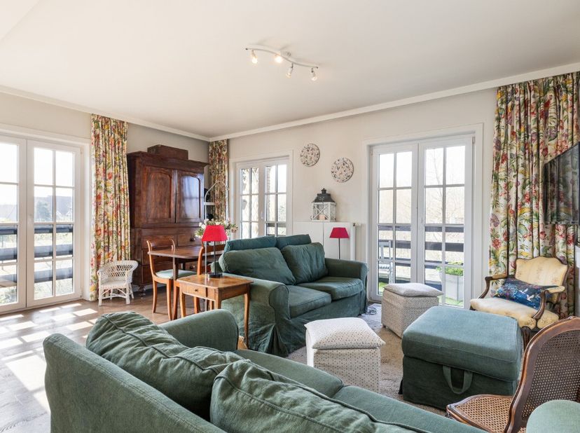 [[ DIT PAND NEEMT DEEL AAN DE ERA OPEN HUIZEN DAG OP 14/6 VAN 16:00 TOT 17:00 ]] De Panne: Gerenoveerd 2-slaapkamerappartement met 2 badkamers, terras