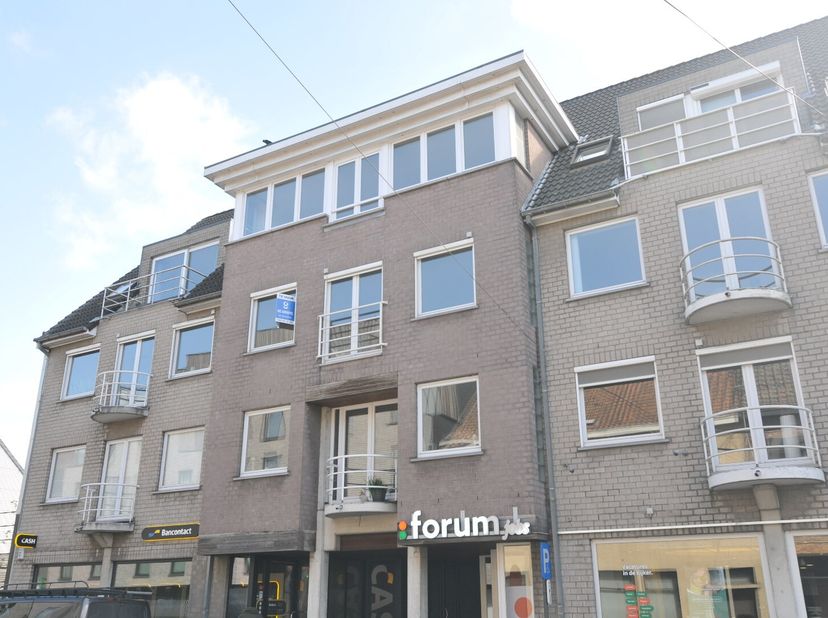 Lumineux appartement situé dans la résidence Zonnetij, dans le centre d&#039;Avelgem.&lt;br /&gt;
Appartement complètement rafraîchi et en parfait état avec repr