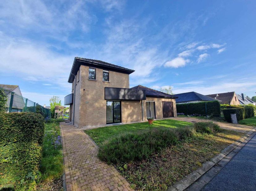 Magnifique villa située au calme avec 5 chambres. Lespace de vie avec cuisine ouverte entièrement équipée est très spacieux et comprend une véranda d&#039;
