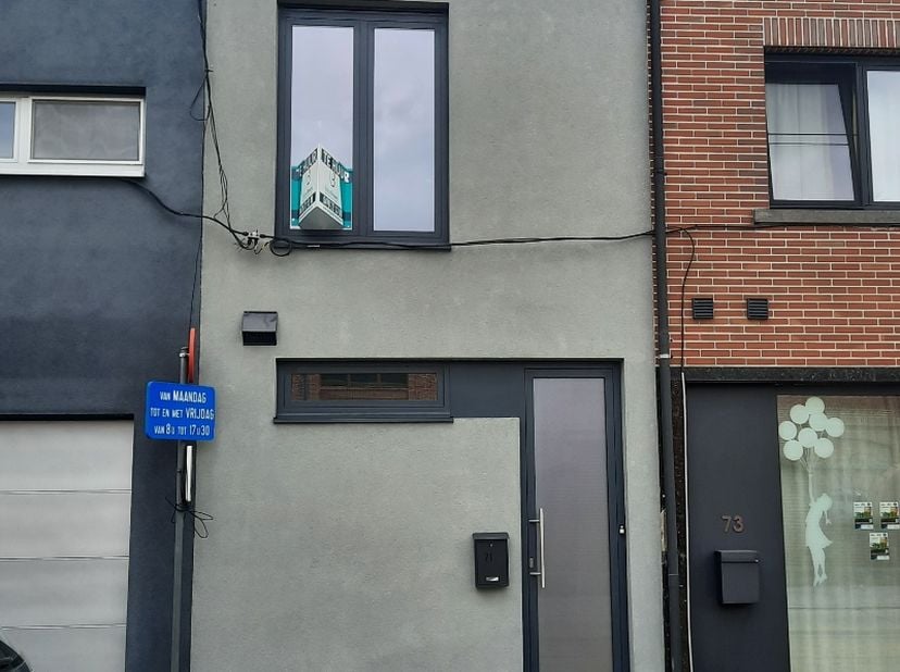 Deze gesloten bebouwing met 2 slaapkamers werd stijlvol gerenoveerd met duurzame materialen.&lt;br /&gt;
&lt;br /&gt;
De woning is gelegen in het centrum van Brak