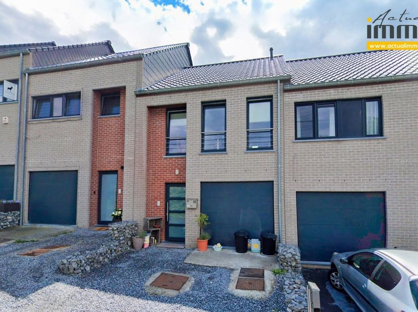 ACTUALIMMO vous propose cette charmante maison 3 chambres avec un garage et un jardin. A découvrir absolument ! Elle se compose comme suit: au rez de