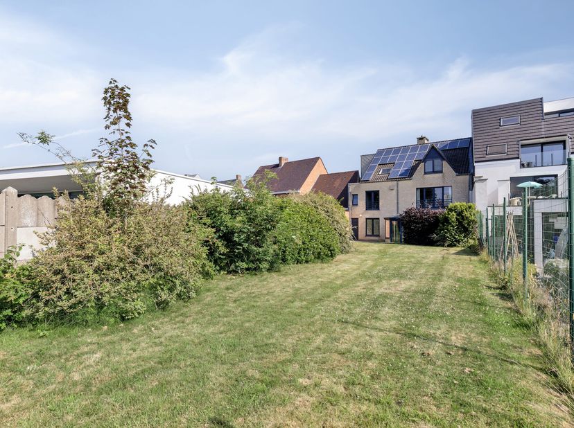 Deze ruime woonst met handelspand is strategisch gelegen langs de Stationsstraat, temidden het bruisende hart van Eernegem. Dit pand, die voorheen die