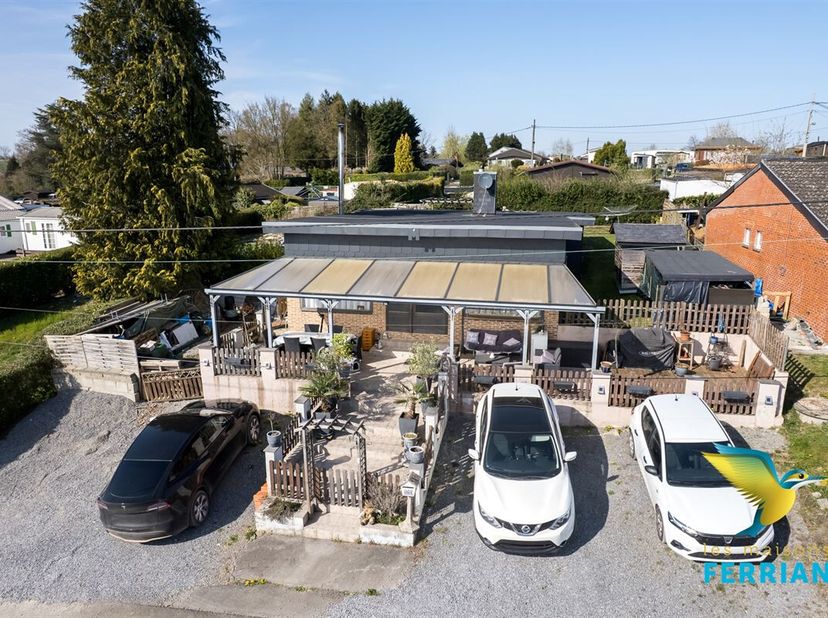 Visites sur rendez-vous au 0476/08.47.47. Les Maisons Ferrian vous présente un superbe bungalow plain-pied avec un agréable jardin. Ce plain-pied est