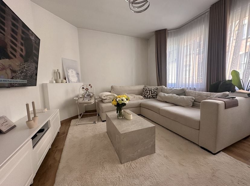 Bel appartement lumineux et entièrement rénové  À deux pas de la place du Miroir et du parc Baudouin !&lt;br /&gt;
Situé dans une rue paisible et au sein du