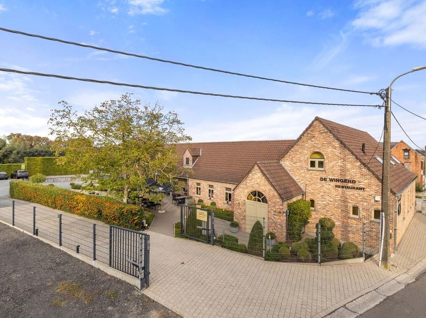 Achter deze karaktervolle gevel op een toplocatie in Roosdaal, schuilt een bijzonder pand met verschillende mogelijkheden op een perceel van 29a40 ca,