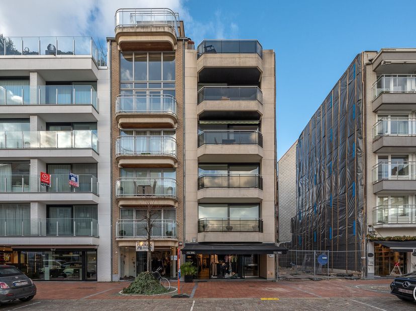 Integraal gerenoveerd 2-kamer appartement met een open zicht over het Yzepark.&lt;br /&gt;
Het pand werd in 2022 integraal vernieuwd met kwalitatieve materi