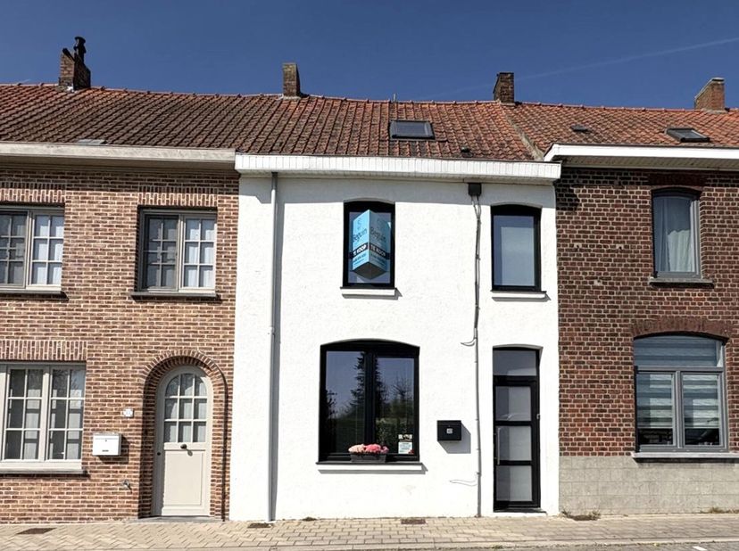 LEUKE MODERN GERENOVEERDE WONING MET 3 SLK EN 2 BADKAMERS OP EEN RUSTIGE LIGGING. INDELING: inkomhal met apart toilet, RUIME OPEN LEEFRUIMTE met moder