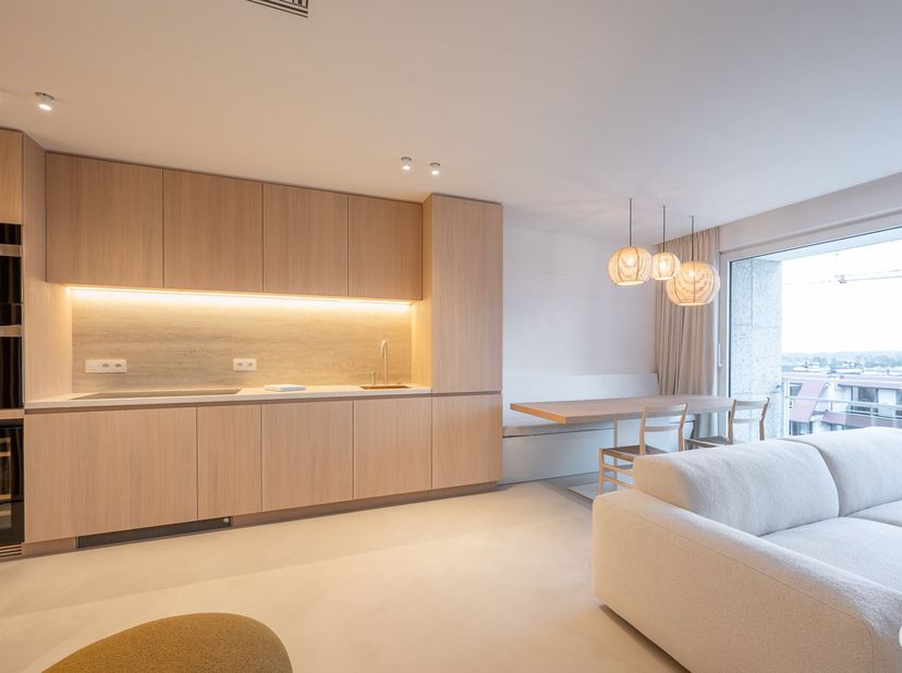 Luxueus gerenoveerd appartement met prachtige open zichten over de villa&#039;s en de minigolf in het Zoute.&lt;br /&gt;
Indeling: inkomhal met apart toilet.&lt;br