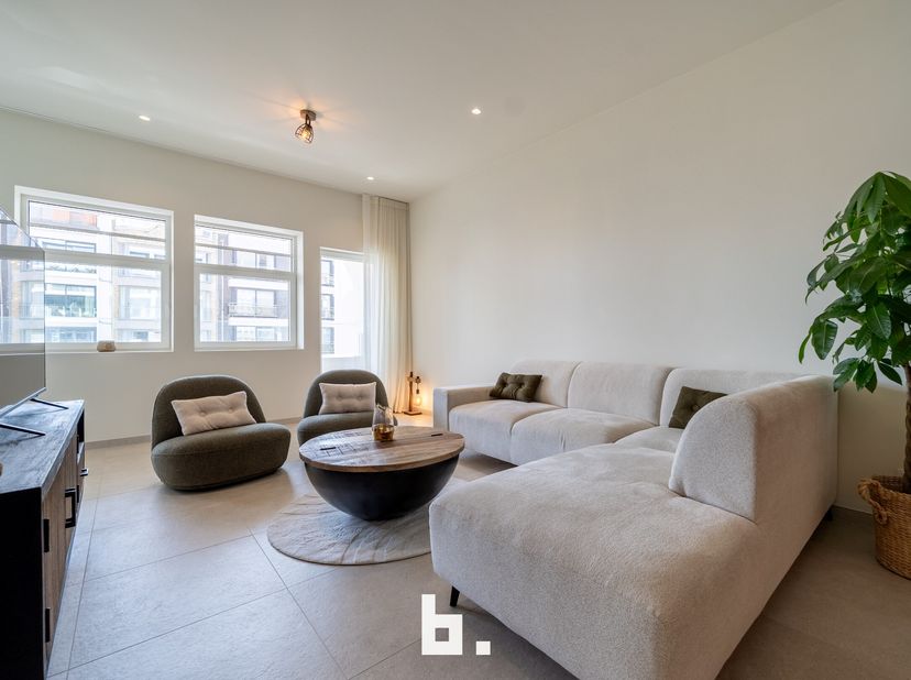 Dit prachtig nieuwbouw appartement bevindt zich in de Lippenslaan te Knokke. Het gaat om een 3 slaapkamer appartement op de 2e verdieping met een bewo