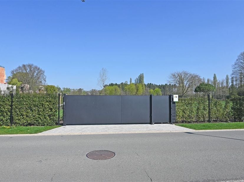 Deze residentiële bouwgrond met een perceelsoppervlakte van ±7are40 (OB) biedt de voordelen van wonen in alle rust met prachtig vergezicht, doch makke