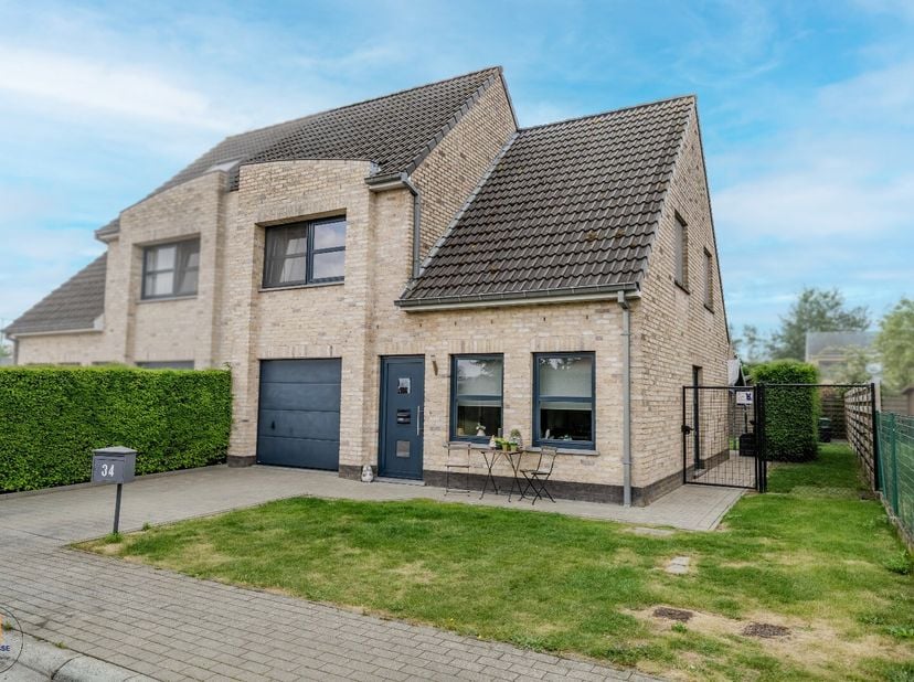 In een kindvriendelijke, rustige verkaveling, vlakbij het centrum van Sleidinge, vind je deze instapklare halfopen woning. Gebouwd in 2006 en gelegen