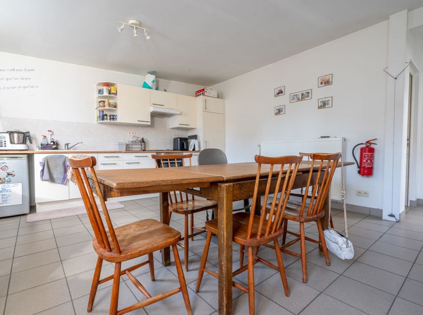 TRIOR Nivelles vous propose cette rare opportunité: Immeuble de rapport de 2 unités distinctes se composant comme suit:- Au rez-de-chaussée: Un hall d