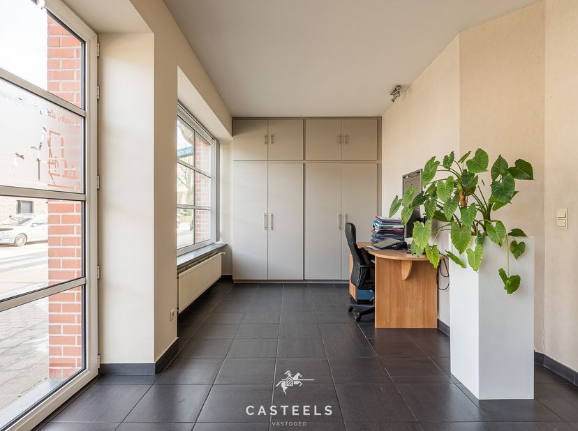 Ben je op zoek naar een woning die zowel je privéleven als je professionele ambities ondersteunt? Deze eigendom in hartje Beervelde is exact wat je zo