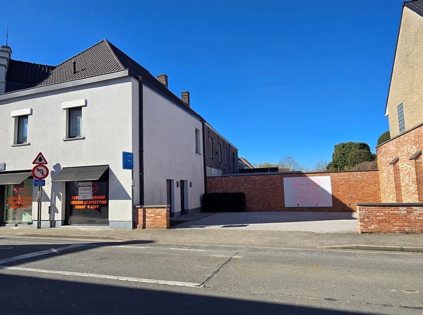 Uiterst commercieel gelegen handelspand met parking.&lt;br /&gt;
Een gebouw met uitstraling op een toplocatie te Desselgem.&lt;br /&gt;
Tal van doeleinden, winkel