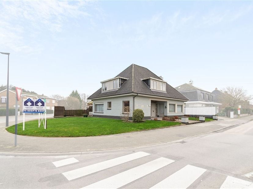 Ontdek deze prachtige woning in Kuurne, een ruime gezinswoning met een royale bewoonbare oppervlakte van 310m² en een grondoppervlakte van 619m². Deze