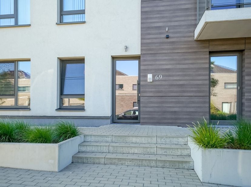 Cherchez-vous un appartement prêt à emménager avec beaucoup d&#039;espace, une grande terrasse et un agencement pratique ? Alors cet appartement vaut certa