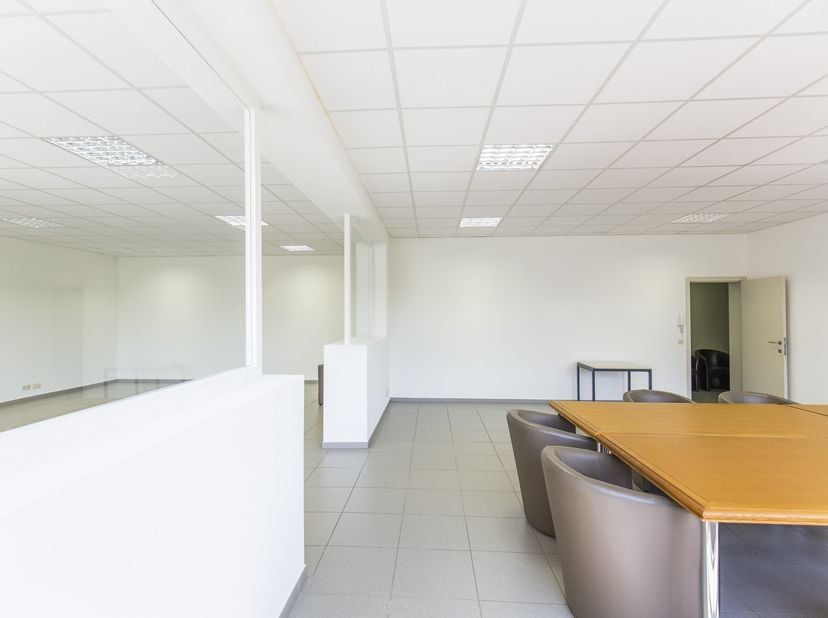 Kantoorruimte van 90 m² te huur in Kuurne.&lt;br /&gt;
Het kantoor is volledig ingericht en gelegen nabij diverse invalswegen.&lt;br /&gt;
Afwerking en voorzienin