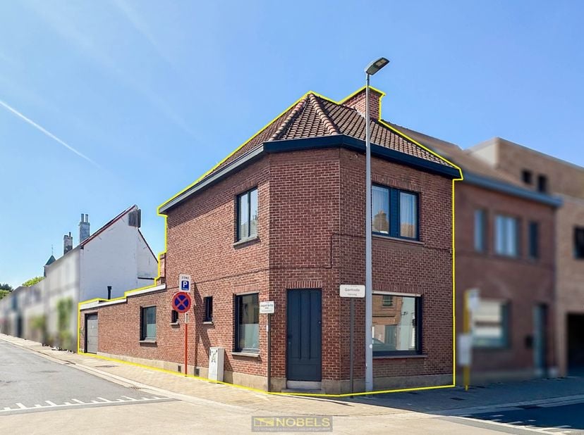Charmante en LICHTRIJKE HOEKWONING ideaal gelegen op wandelafstand van station Merelbeke, met VLOTTE TOEGANG TOT INVALSWEGEN ZOALS DE R4, E17 EN E40,