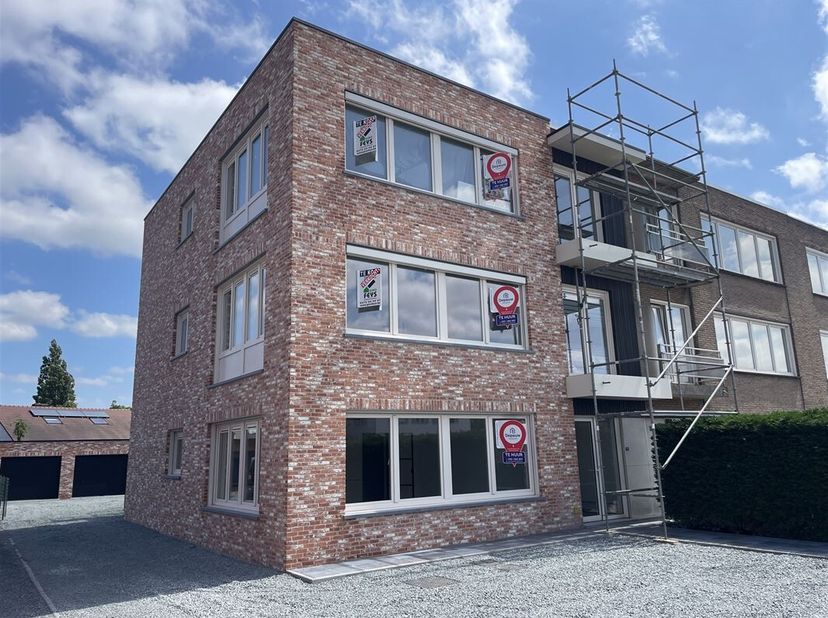 Op een centrale locatie in Oostkamp, op wandelafstand van winkels en andere voorzieningen, bevindt zich dit appartement op de tweede verdieping van ee