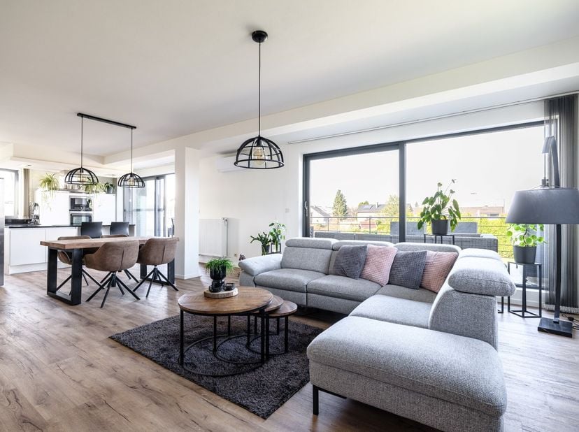 Dit ruime, lichtrijke appartement is gelegen in Maasmechelen, op een gunstige locatie in de Heirstraat. U bevindt zich hier in een levendige buurt met
