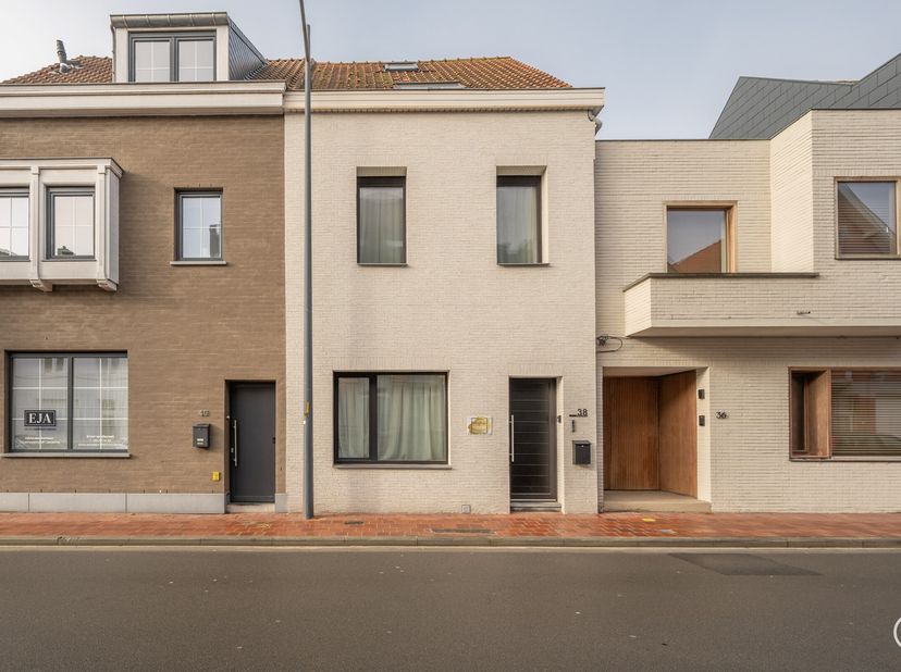 Authentiek, gerenoveerd huis met Zuid-West Georiënteerde Tuin&lt;br /&gt;
Deze prachtig gerenoveerde rijwoning combineert moeiteloos authentieke charme met