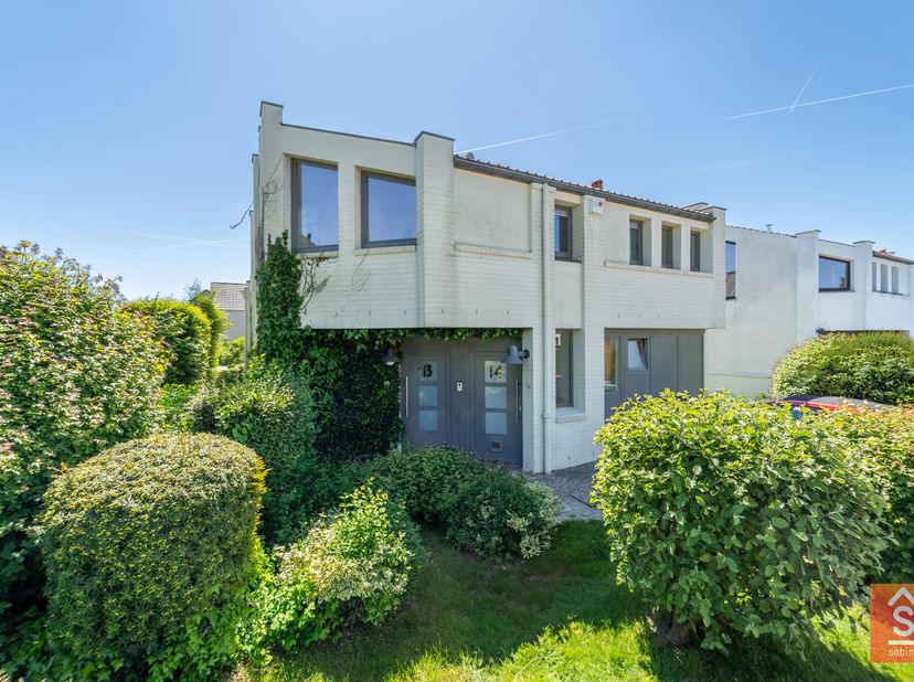 SABIMMO stelt u dit ruime duplexappartement voor met een bewoonbare oppervlakte van 126 m², ideaal gelegen in een rustige en aangename woonwijk.&lt;br /&gt;
