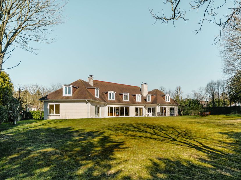 À la limite dUccle et de Rhode-Saint-Genèse, propriété datant de 1983 sise sur un terrain de 24 ares idéalement orienté sud-ouest. Cette maison d&#039;une