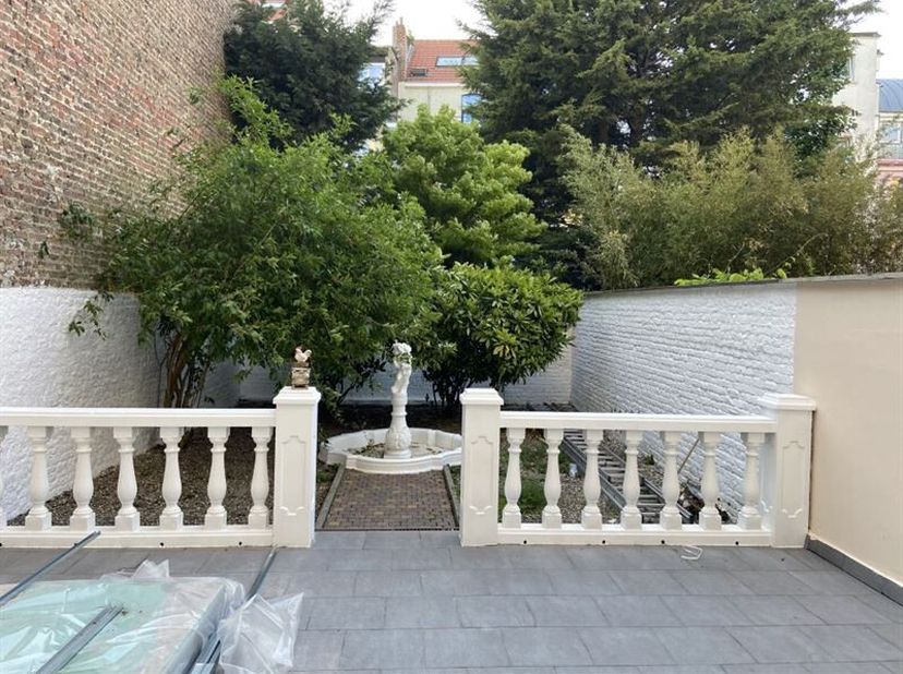 Tussen de ULB-wijk en het Flageyplein, dicht bij scholen, openbaar vervoer en winkels. Prachtig appartement van ±80m² op de begane grond in een klein