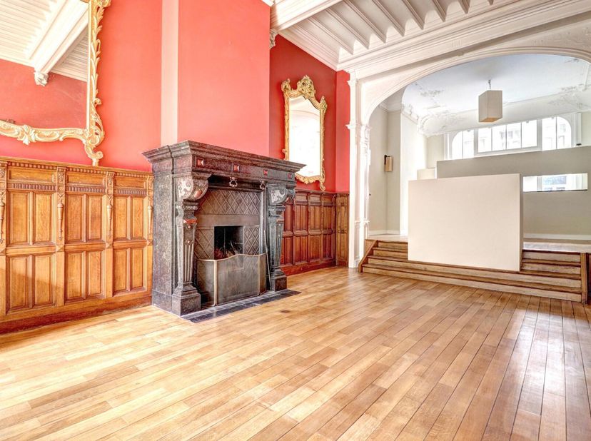 LOUISE/STEPHANIE - Au rez-de-chaussée d&#039;une magnifique maison de Maitre, superbe duplex offrant une superficie de +/- 300m². Hall dentrée avec vestiai