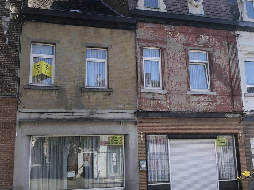 ancienne maison de commerce avec habitation dans le centre de La Hestre. Possibilité de réhabiliter en plusieurs appartements.