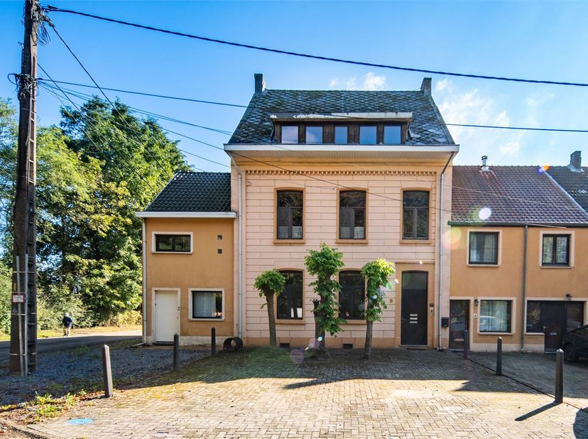 IDEALIS VASTGOED – ZEER RUIM KARAKTERISTIEK HERENHUIS TE WIJCHMAAL, PEER! Dit ruime herenhuis omvat maar liefst 198m² bewoonbare oppervlakte op een pe