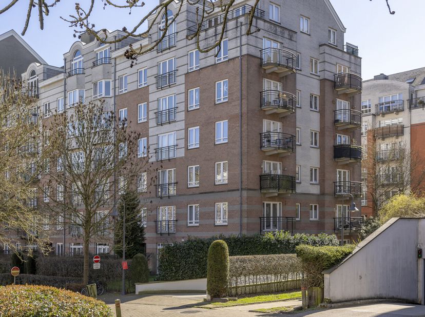 Charmant appartement met twee slaapkamers inde Tuinen van Jette.&lt;br /&gt;
Gelegen op de vierde verdieping van een wel-onderhouden residentie.&lt;br /&gt;
Dit a