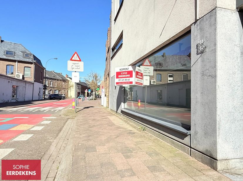 Meer info op www.steevast.be.&lt;br /&gt;
Ondek dit voormalige Solidaris kantoor, perfect gelegen in het levendige centrum van Runkst bij Hasselt. Het gehee