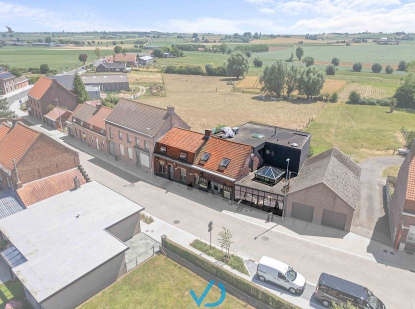 In het charmante Dranouter, midden in het landelijke Heuvelland, vind je deze unieke eigendom terug die vandaag uitgebaat wordt als restaurant met woo