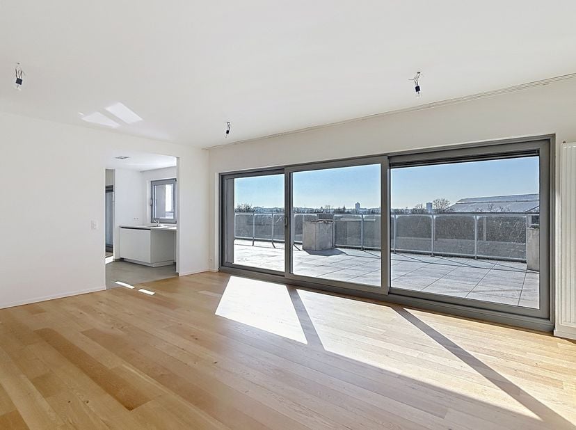 Lumineux penthouse de 210 m² offrant une vue imprenable sur le Parc du Cinquantenaire. Il se situe au dernier étage d’un immeuble de standing entièrem