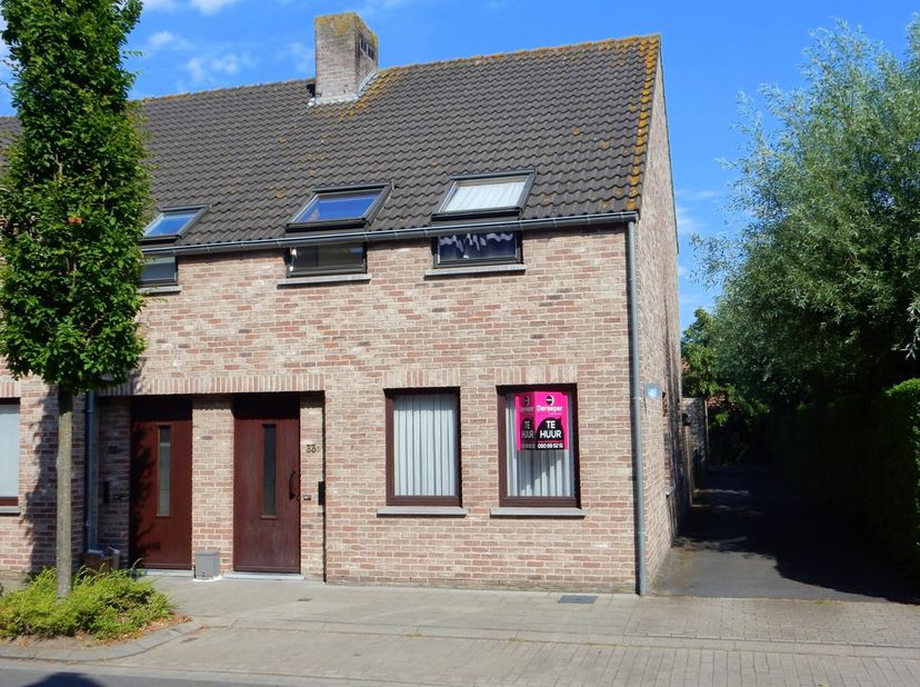 Gelegen in een rustige straat nabij het centrum van Assebroek, huisvest deze leuke instapklare gezinswoning. Op het gelijkvloers van de woning vinden