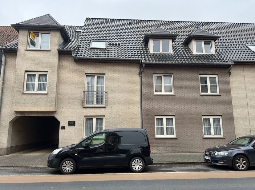 Het appartement is als volgt ingedeeld:&lt;br /&gt;
inkom met vestiaire, ruime woonkamer met toegang tot terras, volledig ingerichte keuken, berging naast k