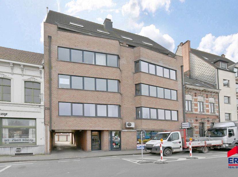 Op te knappen 2-slaapkamer appartement, ideaal voor koppels of investeerders. Dit appartement is momenteel verhuurd. Troeven van dit appartement:- Rui