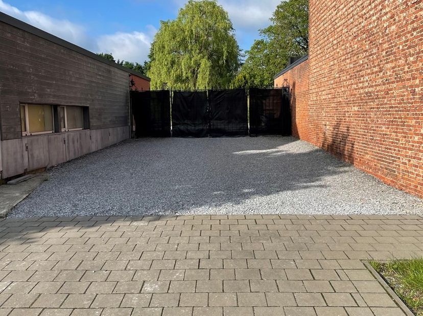 Op zoek naar de perfecte plek om jouw droomhuis te bouwen? We bieden u een centraal gelegen bouwgrond voor gesloten bebouwing, gelegen op een toplocat