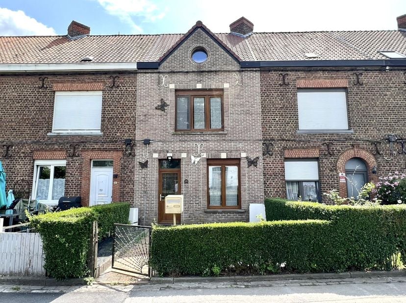 Situé dans un quartier calme et proche de toutes commodités, cette maison mitoyenne idéale pour un premier achat se compose de :&lt;br /&gt;
Au rez-de-chaus