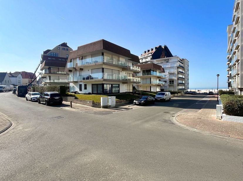 Interessante garagebox gelegen in een afgesloten garagecomplex ter hoogte van de Jozef Nellenslaan 71 &amp; de Zeedijk (Glacier Post). Tevens een aparte t