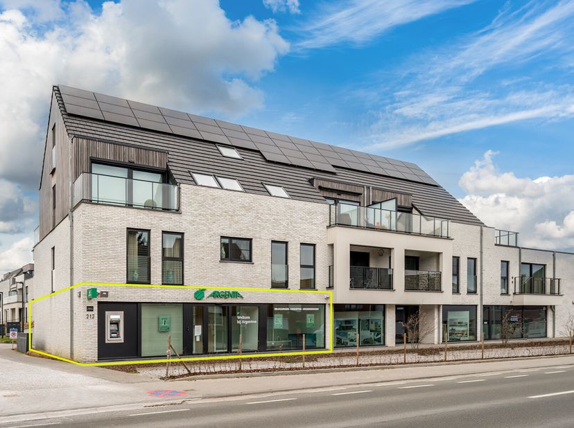 Deze moderne en hoogwaardig afgewerkte kantoorruimte is een uitstekende investeringsmogelijkheid op een toplocatie met maximale visibiliteit. Het pand