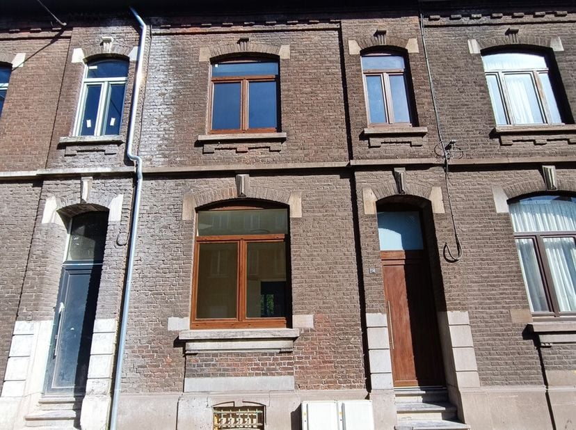 Marchienne-au-Pont - à vendre spacieuse bâtisse entièrement rénovée sur trois niveaux. Idéal pour activité professionnelle ou deux familles car elle e