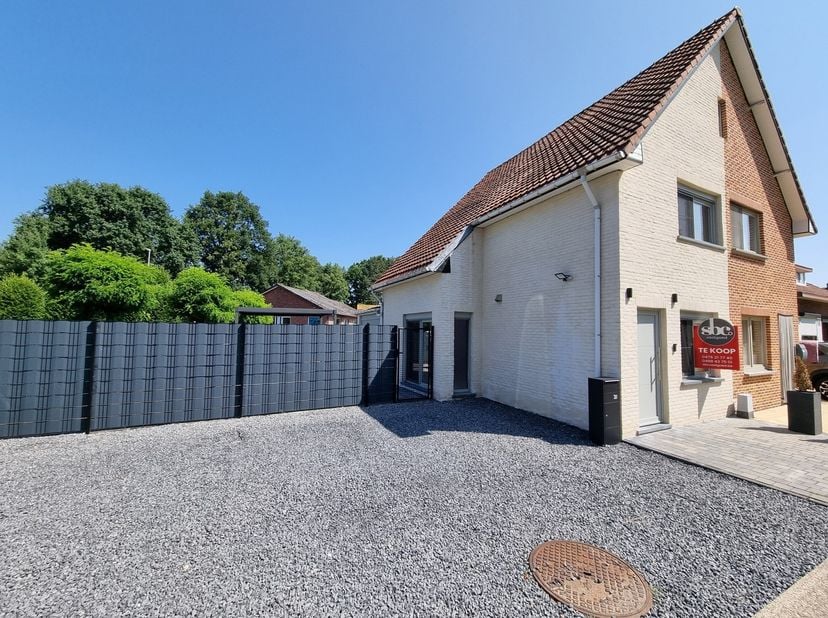 Gerenoveerde halfopen gezinswoning met 2 slpks, op een perceel van 6a 65ca.&lt;br /&gt;
Uiterst rustig gelegen in een groene omgeving.&lt;br /&gt;
&lt;br /&gt;
Bouwjaar