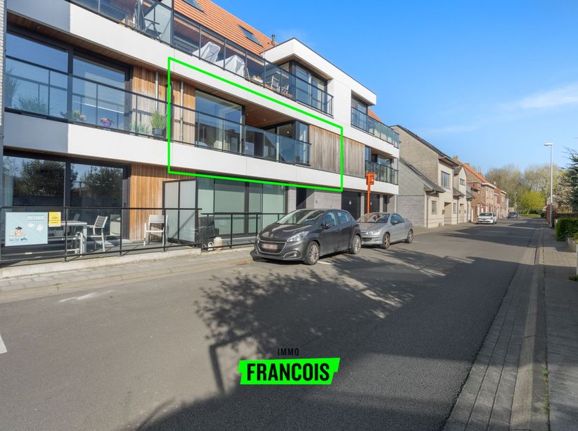 In de rustige en charmante Kopstraat (vlakbij de vaart) in Leffinge vinden we dit prachtig ruim appartement, gebouwd in 2021. Het appartement combinee