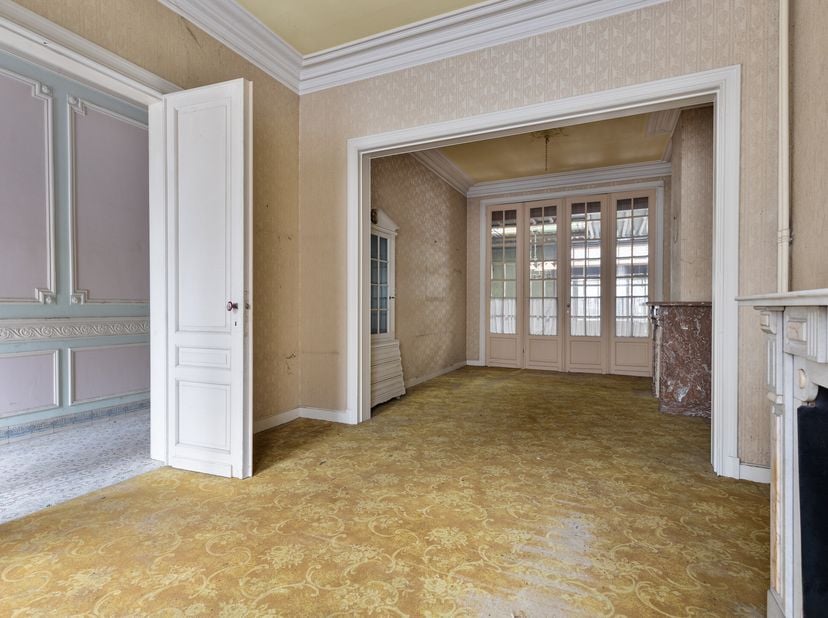 Cette maison de caractère est située dans la Maloulaan à Ypres et offre une combinaison unique de charme et d&#039;authenticité. L&#039;aménagement pratique de